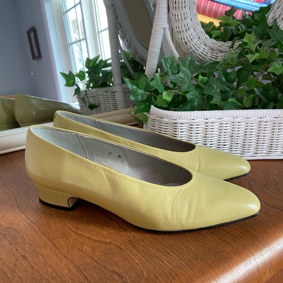 Liz Claiborne Shoes - Vintage Liz Claiborne Leather Ballet Pump - size 8